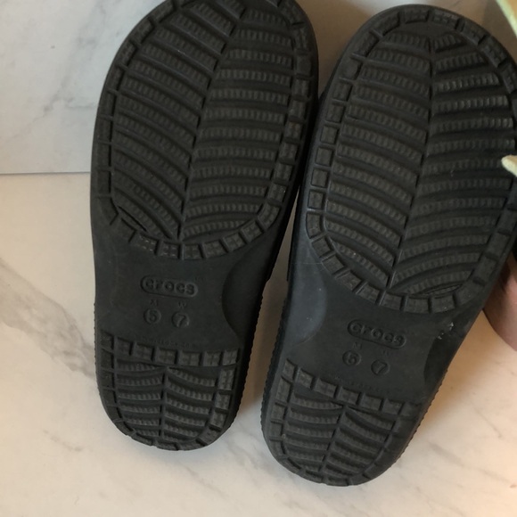 CROCS-Colorful Pink & Blue Floral Black Rubber Flip Flop Summer Sandals Size 7 - Picture 6 of 7